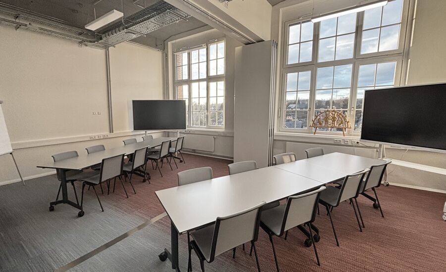 Ein modernes Büro mit stilvollen Möbeln, einem offenen Layout und einer minimalistischen Gestaltung